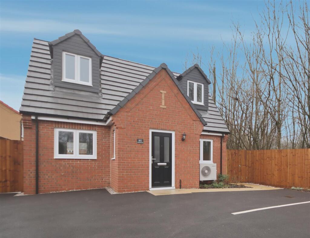 2-bed detached on Chesterfield Road, Holmewood, S42, £194,000