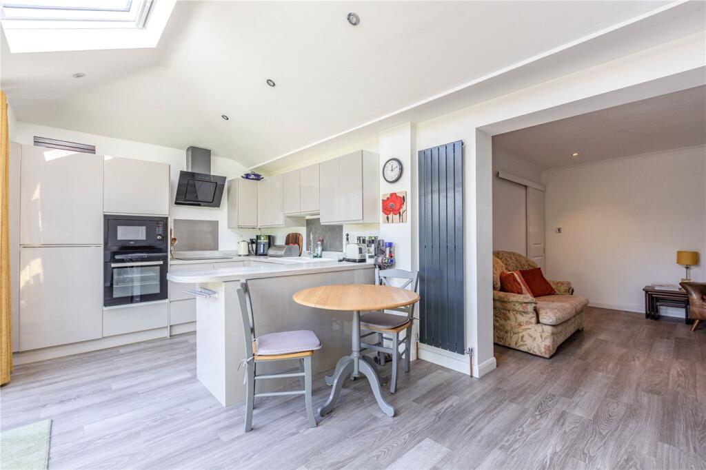 Linden Close, New Haw, Addlestone, Surrey, KT15 photo 3