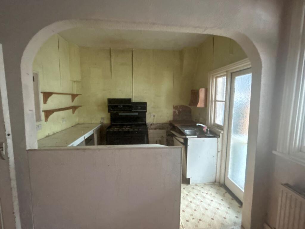 7 Brightwell Avenue, Westcliff-on-Sea, Essex, SS0 9EB photo 3