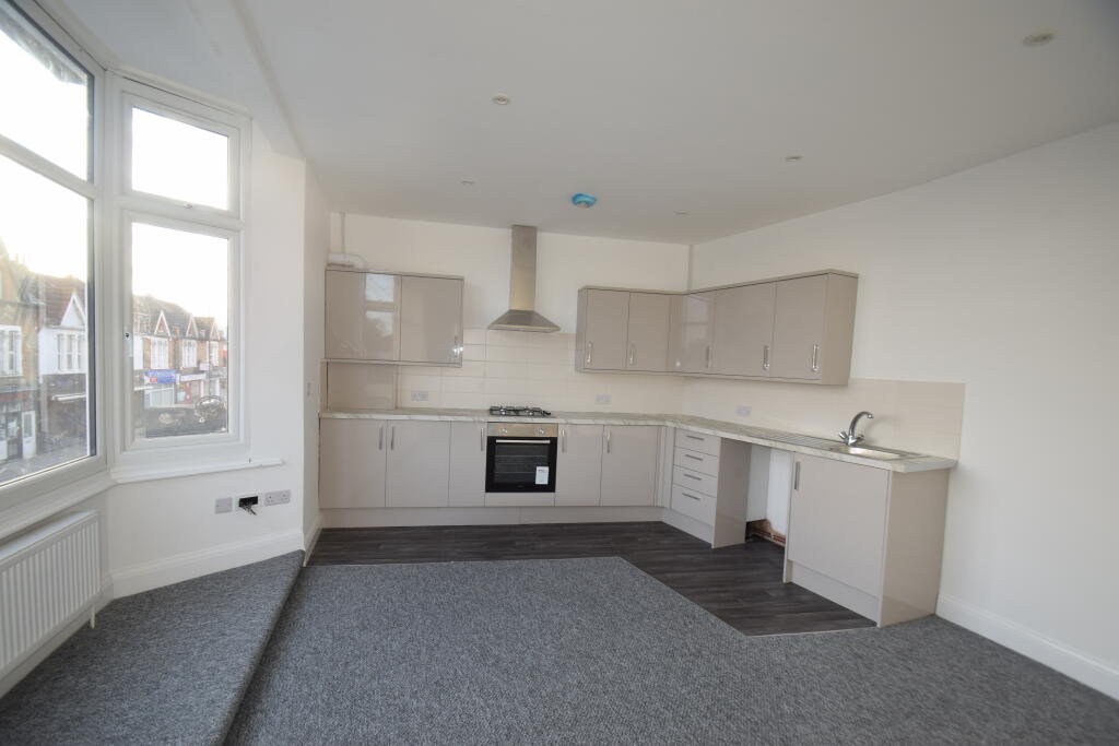 Apartment in Southend-on-Sea - View 5