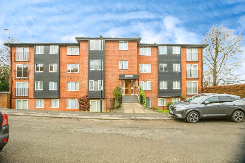 1-bed flat on Reedham Drive, Purley, CR8, £240,000