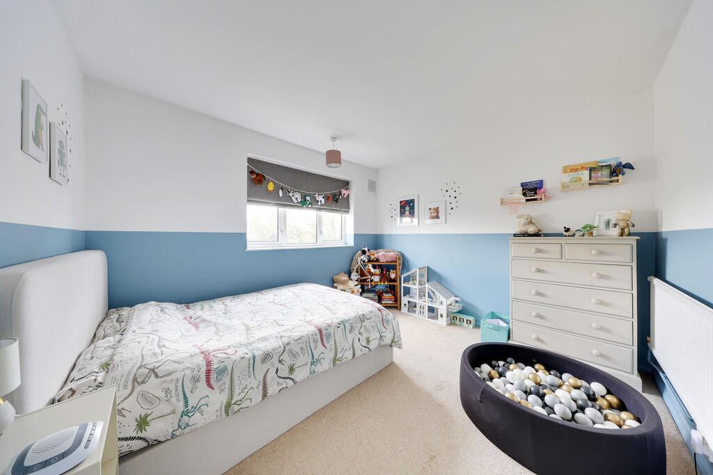 House in Orpington, Kevingtown, St Mary Cray - More