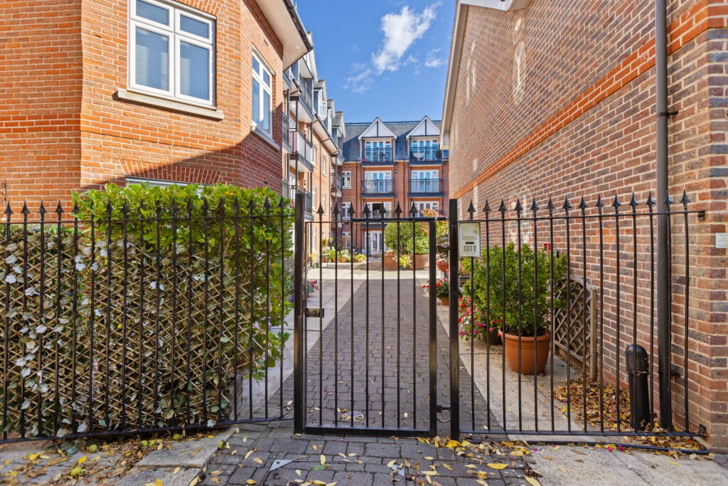 Apartment in Kingston upon Thames - View 5