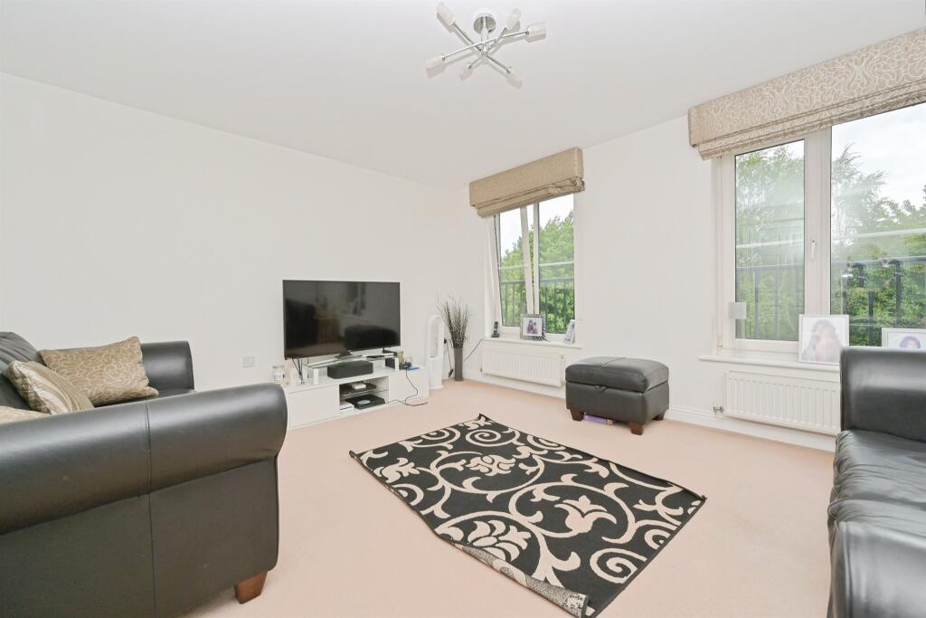 Edson Close, Watford photo 2
