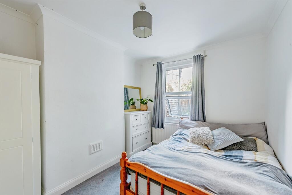 House in Reigate and Banstead, Reffles Bridge, Earlswood - View 4