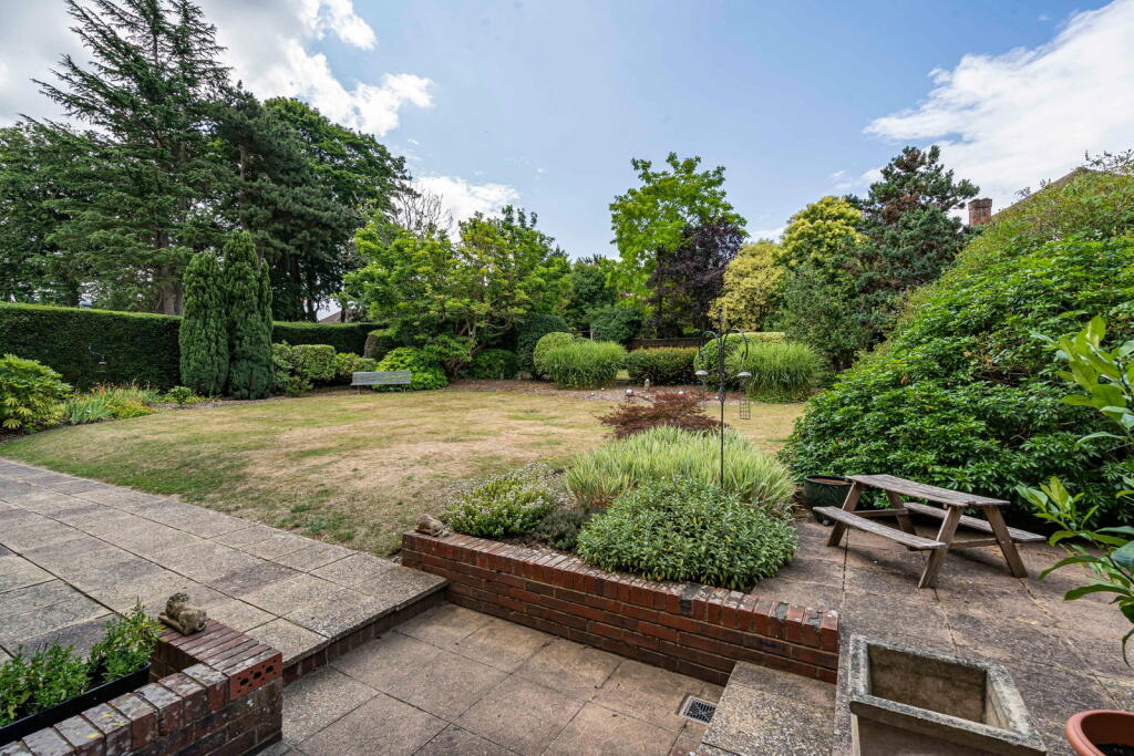 Cobham Road, Fetcham photo 3