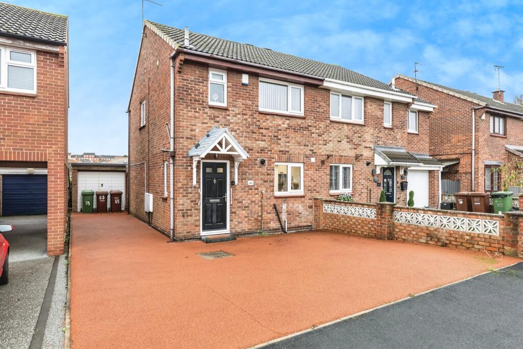 3-bed semi-detached on Pollards Fields, Knottingley, £170,000