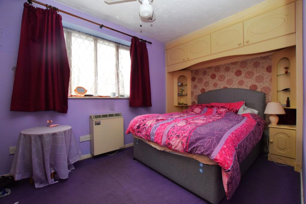 House in Basildon, Laindon Cross, Steeple View - More