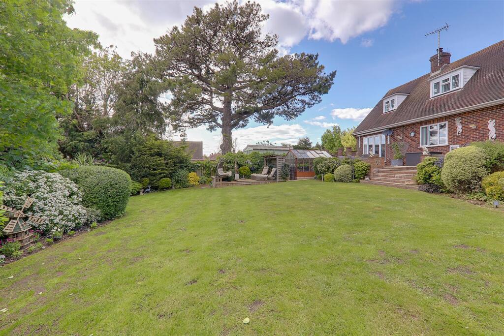 Broadview Gardens, Worthing photo 2