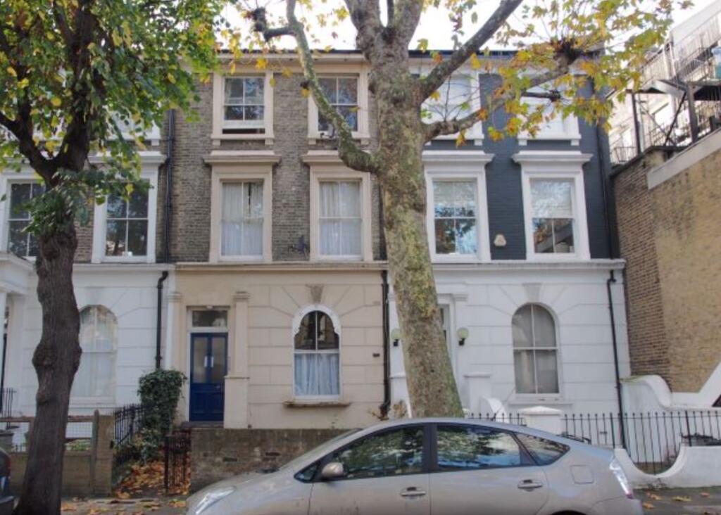 2-bed flat on Top Floor Flat, 4 Bamborough Gardens, London, Hammersmith and Fulham, W12 8QN, £650,000