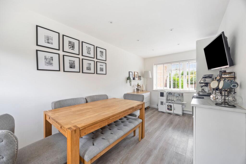 Farriers Close, Billingshurst, RH14 photo 4