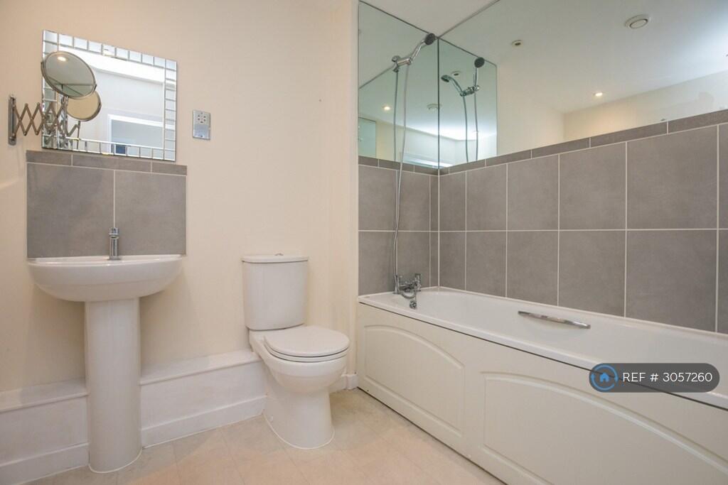 Apartment in Slough - View 4