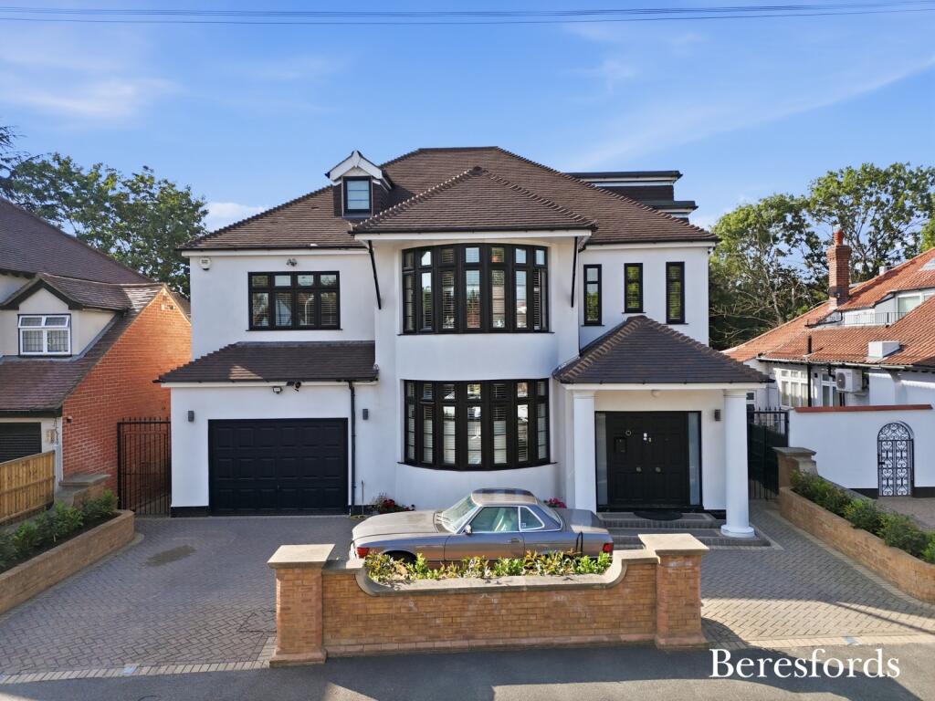 Main image of property: Links Avenue, Gidea Park, RM2