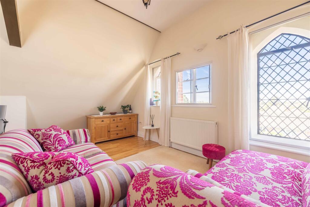 Apartment in Windsor, Clewer Green - View 4