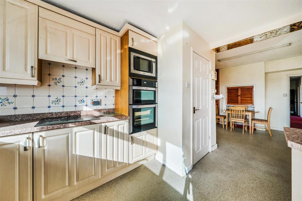 House in Middleton Cheney, West Northamptonshire - More