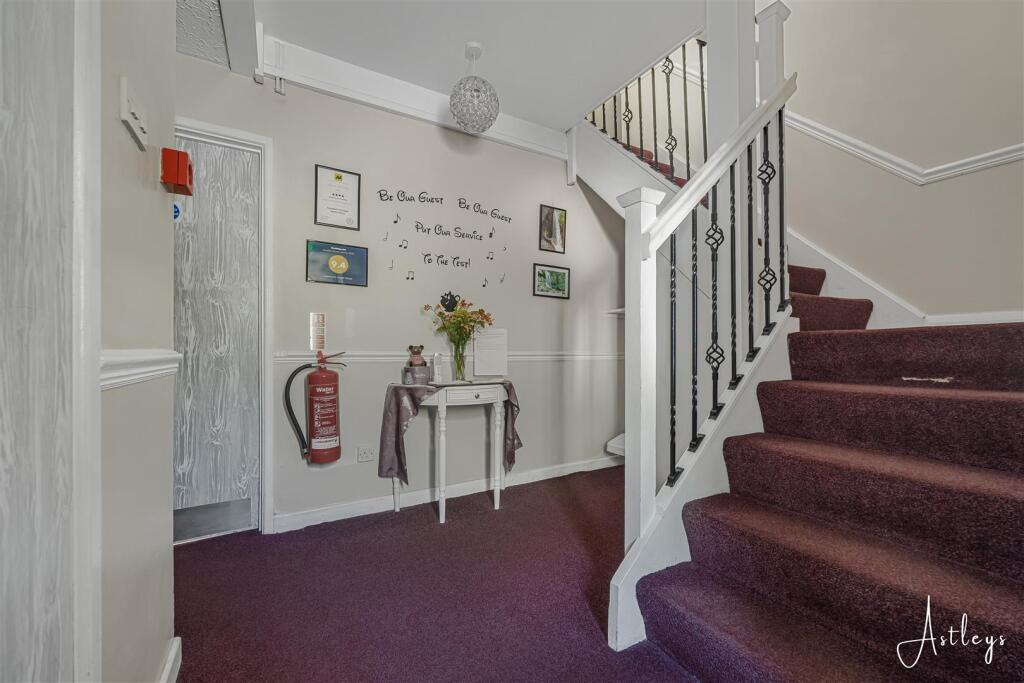 House in Cadoxton-juxta-Neath, Caewern, Blaenhonddan - View 5