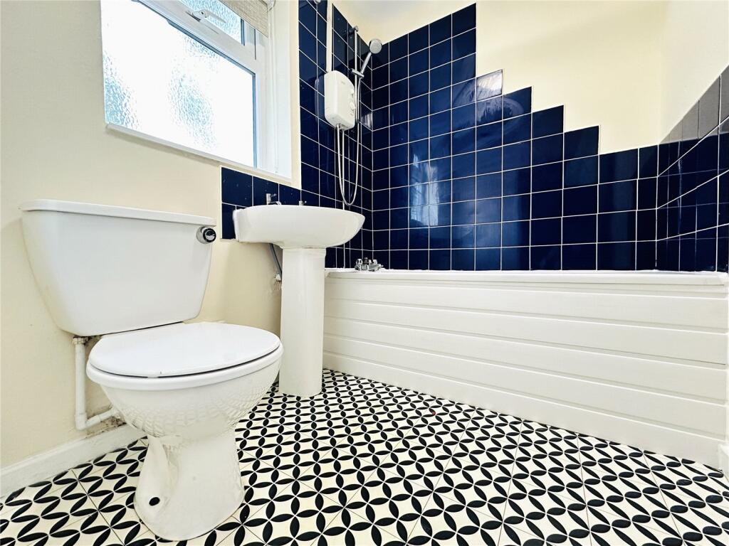 Apartment in Leeds, Hawksworth - View 4