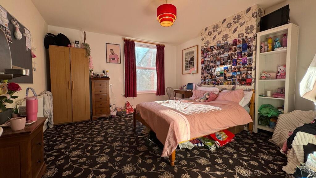 6 bedroom terraced house for rent