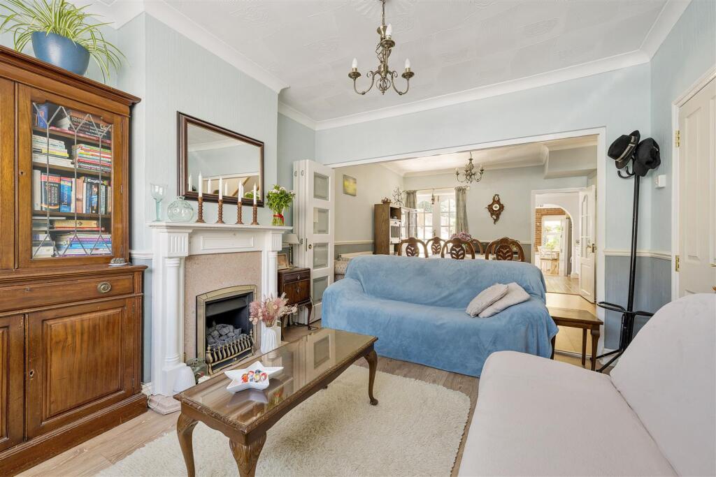 House in London, Royston Parade, Highams Park - View 4