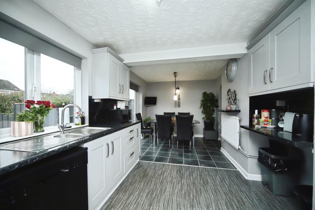 Farm View, Taunton - View 6