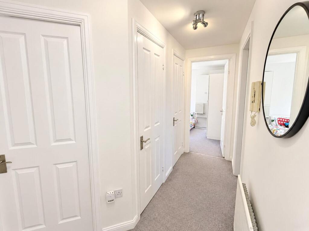 Greenhaven Drive, London, SE28 photo 4