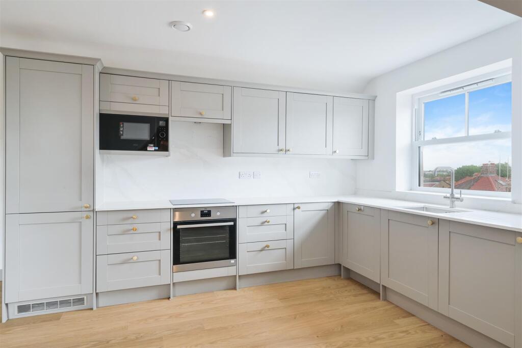 Apartment in Sutton - More
