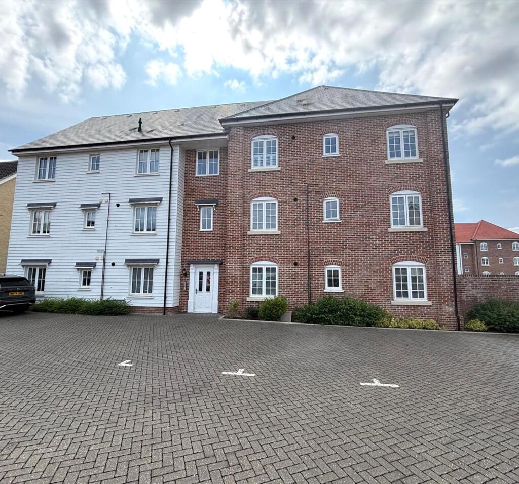2-bed flat on Quarry Avenue, Needham Market, IP6, £185,000