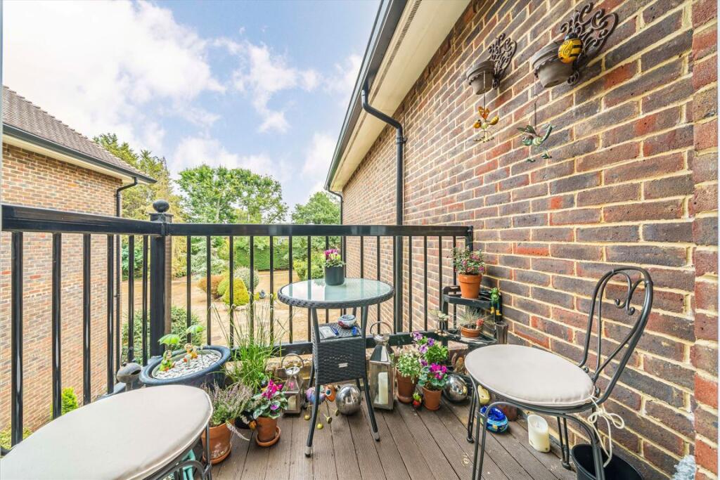 Apartment in Kingston upon Thames - View 5