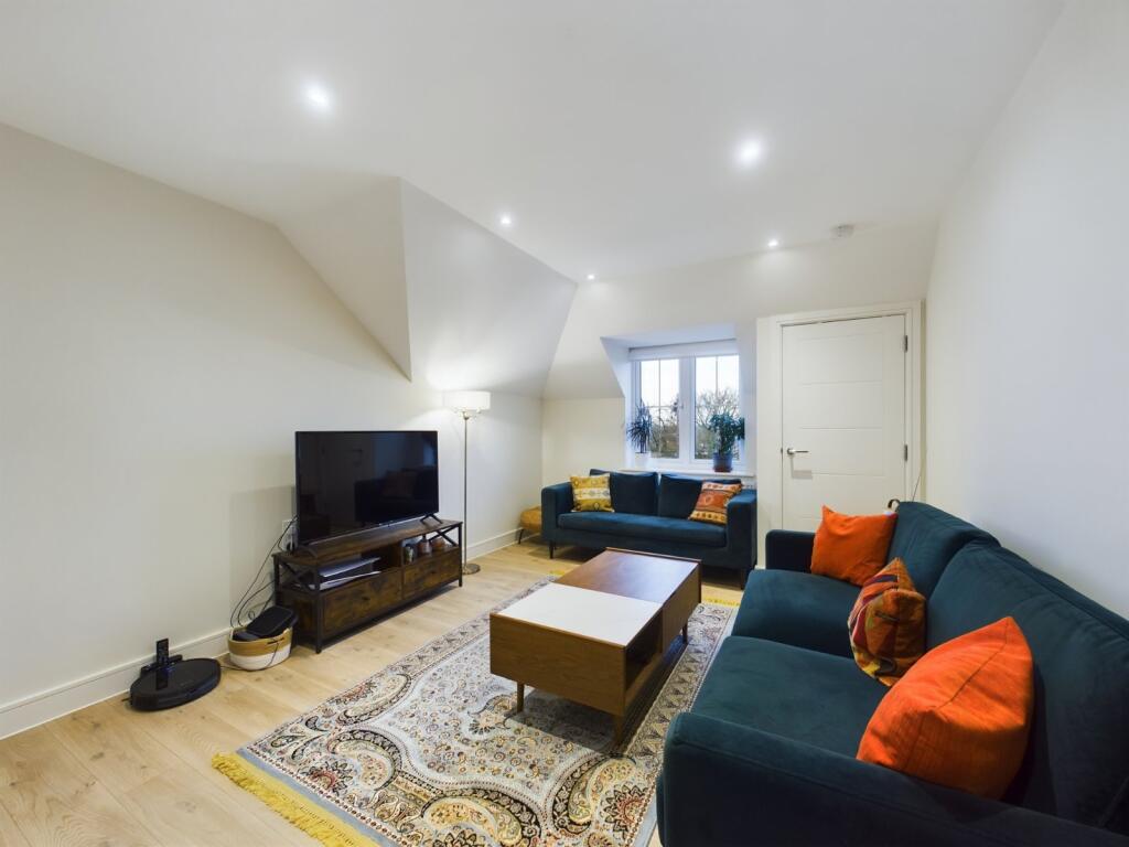 Apartment in Spelthorne, Ashford - More