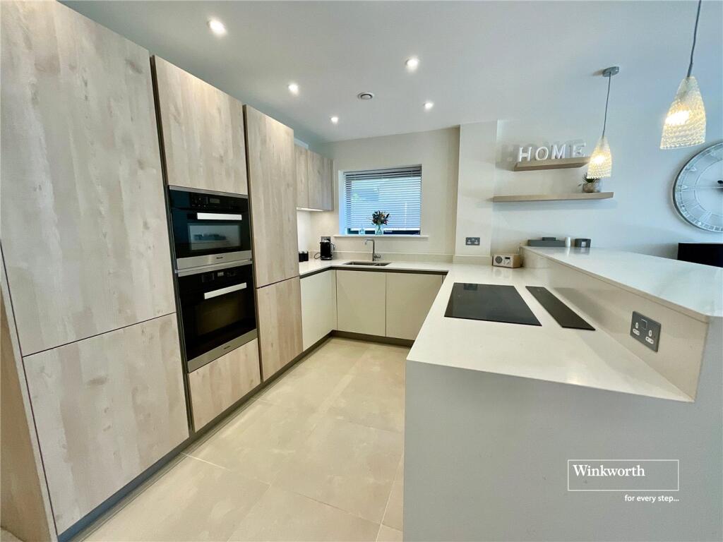 Needles Watch, 6 Wharncliffe Gardens, Highcliffe-On-Sea, Dorset, BH23 photo 4