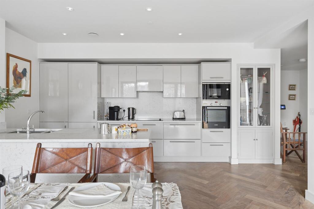 Apartment in Gloucester - View 4