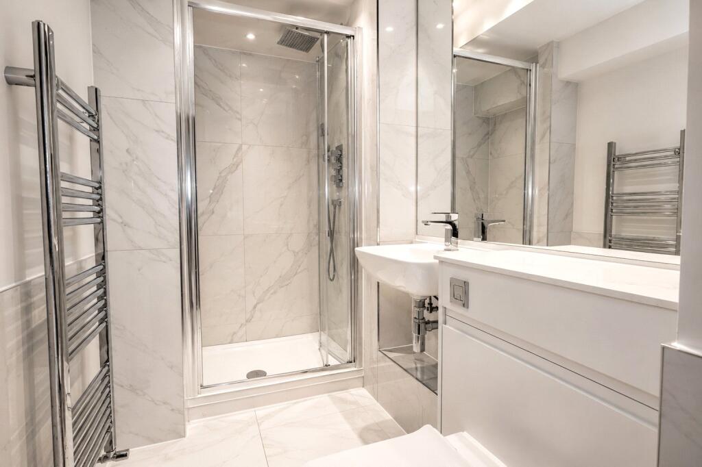 Apartment in Woking, Surrey - More
