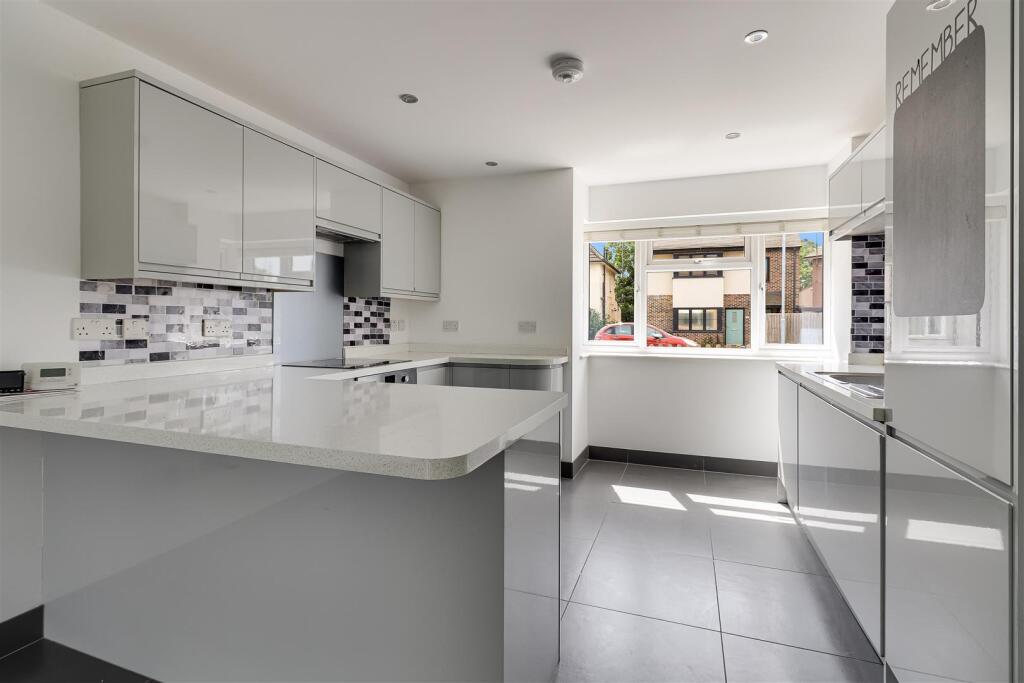 House in Cambridge, Lynfield Court, Chesterton - View 2
