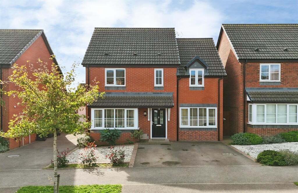 4-bed detached on Admiral Way, Leamington Spa, £415,000