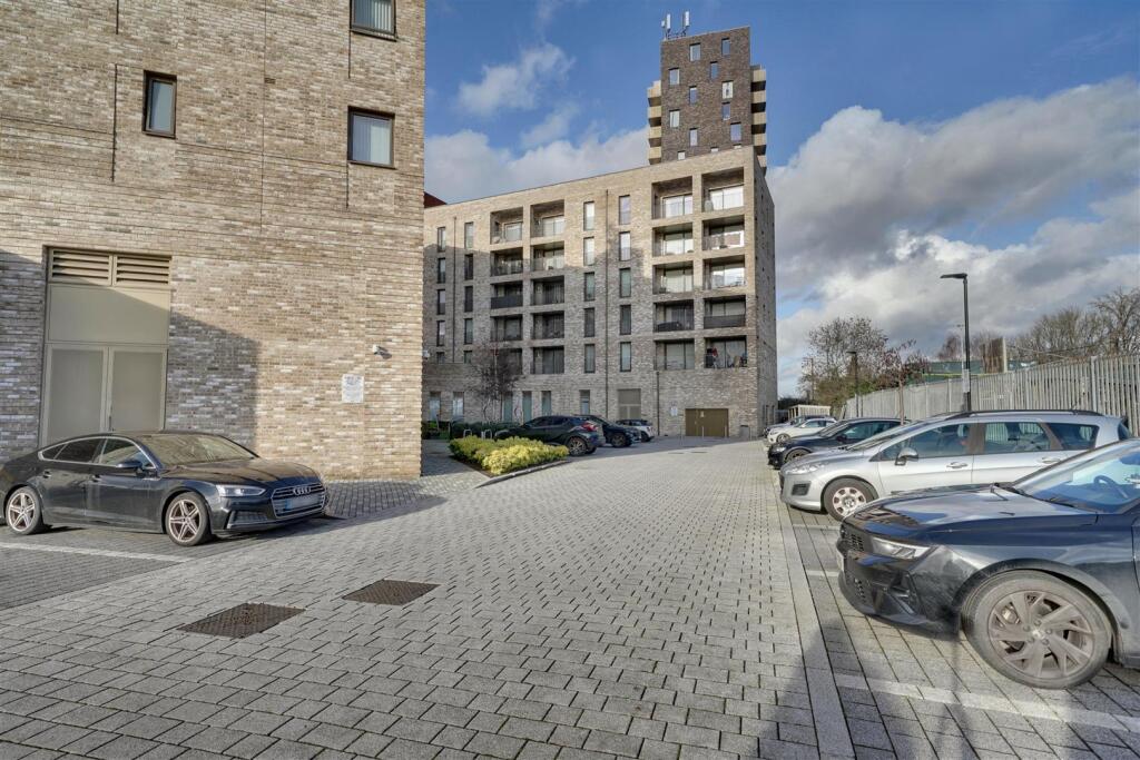 Apartment in London, Ponders End - More