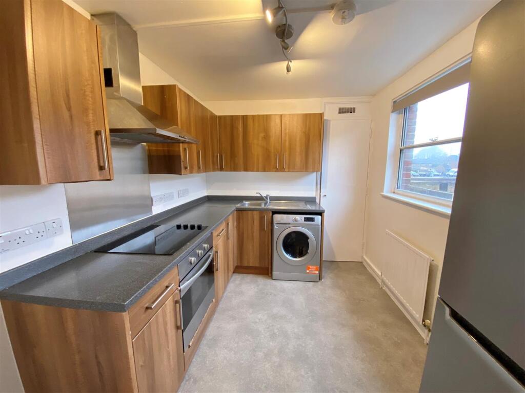 Apartment in Welwyn Hatfield, Hilltop, Hatfield - View 3
