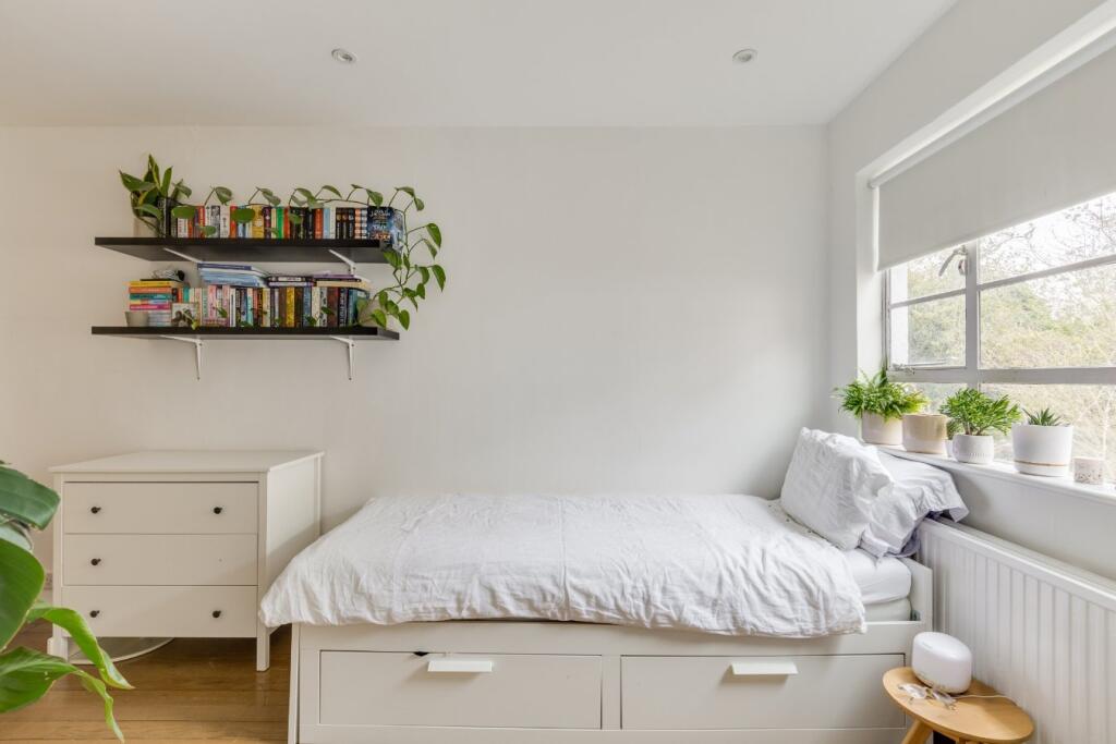 3 bedroom end of terrace house for rent
