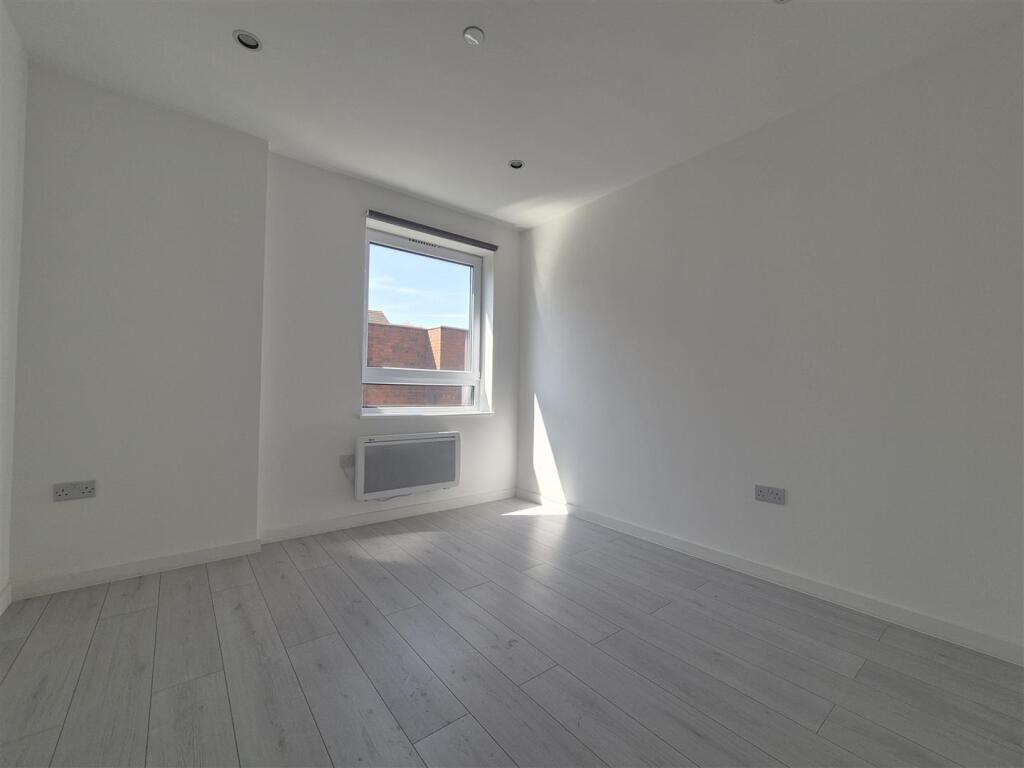 Apartment in Sandwell, Cherry Orchard - More