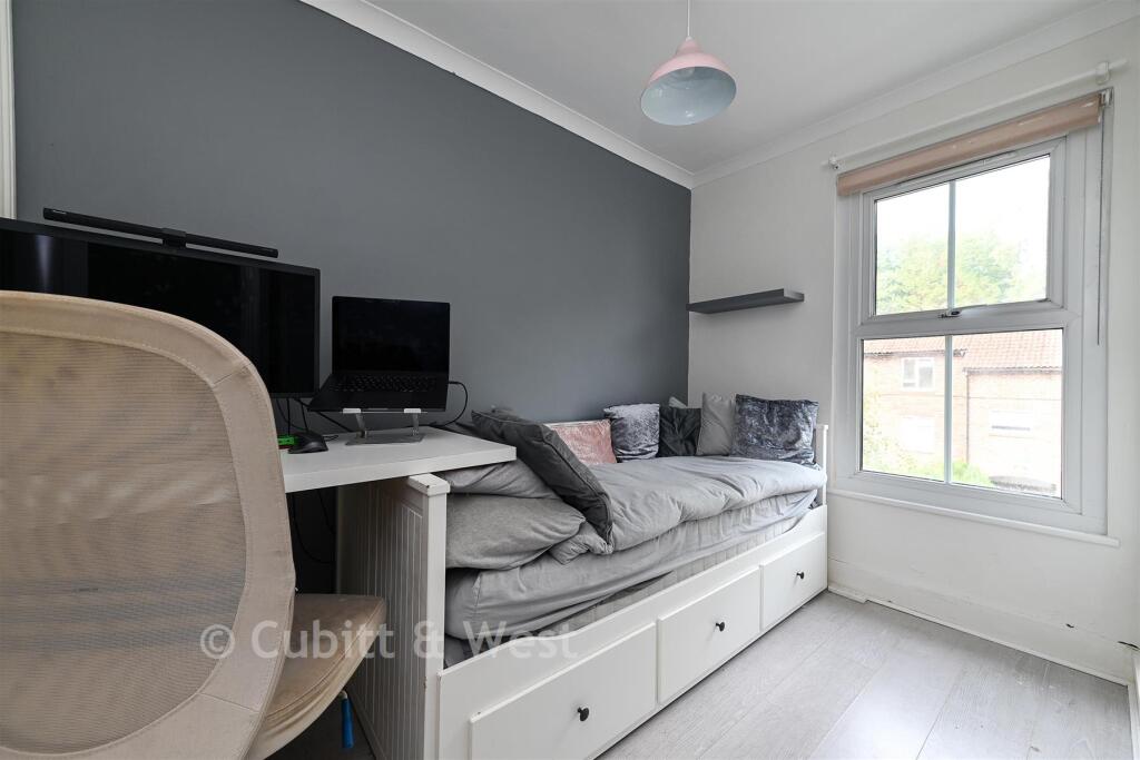 Apartment in Redhill - More