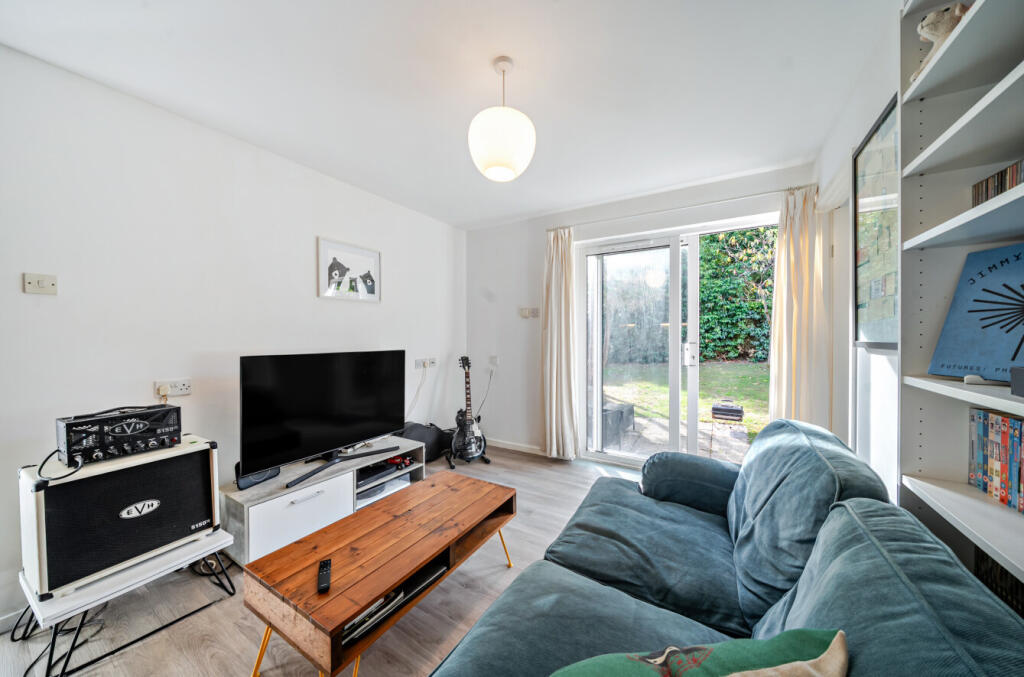 Apartment in Farnham, Upper Bourne - View 2