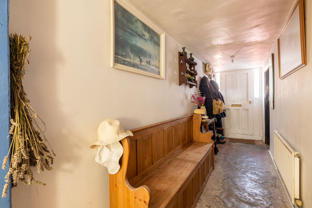 Period mid terrace cottage in the heart of Bruton photo 4