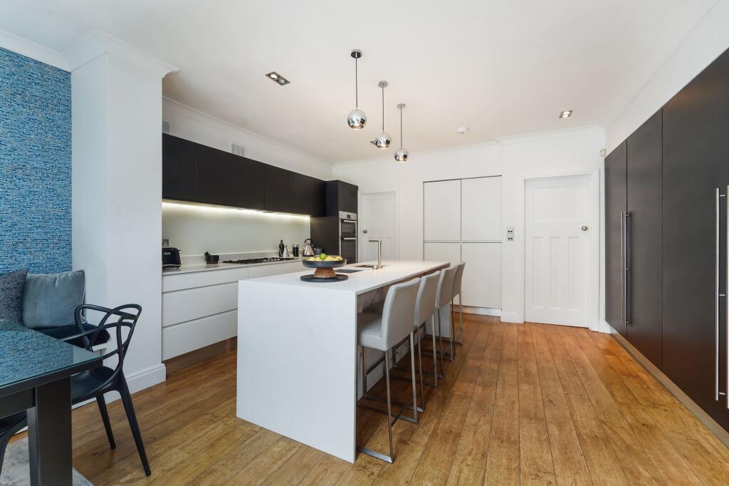House in Kingston upon Thames - More