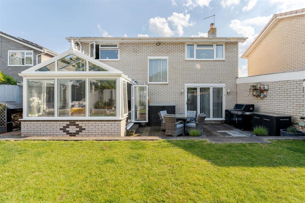 Fully modernised family home in Congresbury photo 2