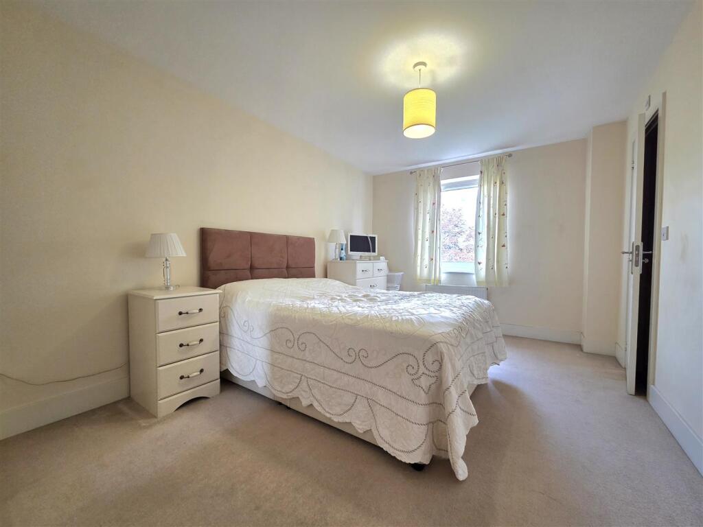Apartment in Gloucester, Gloucestershire - View 5