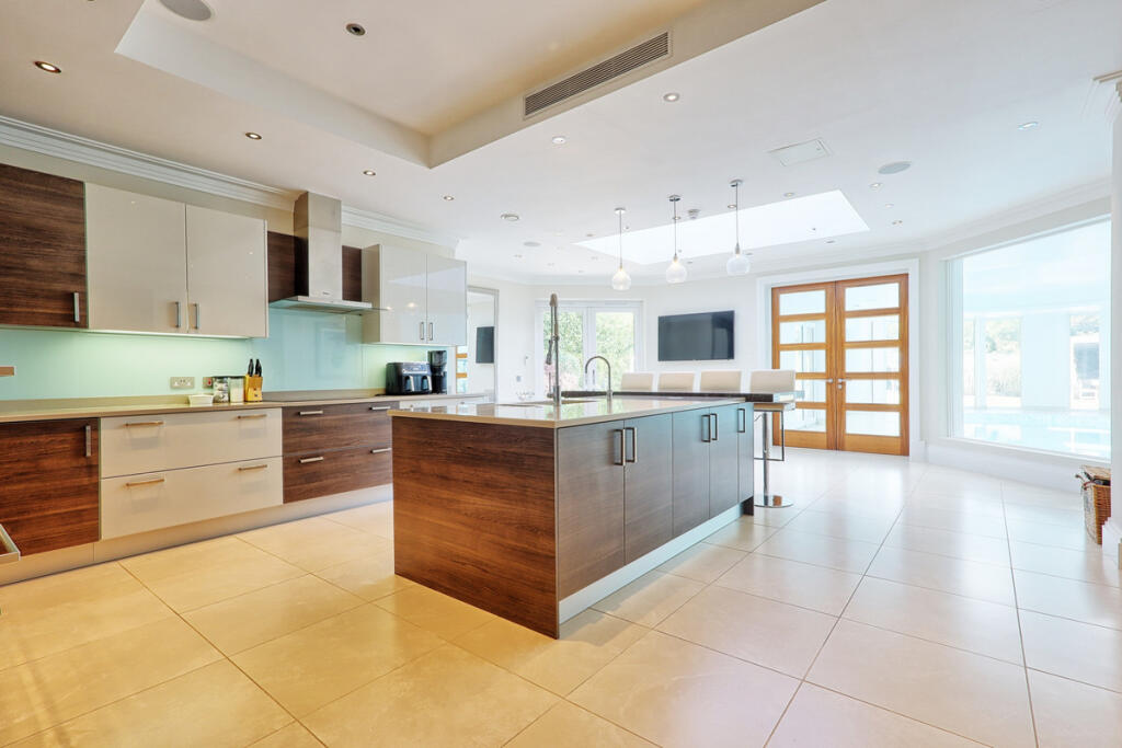 House in Romford - More