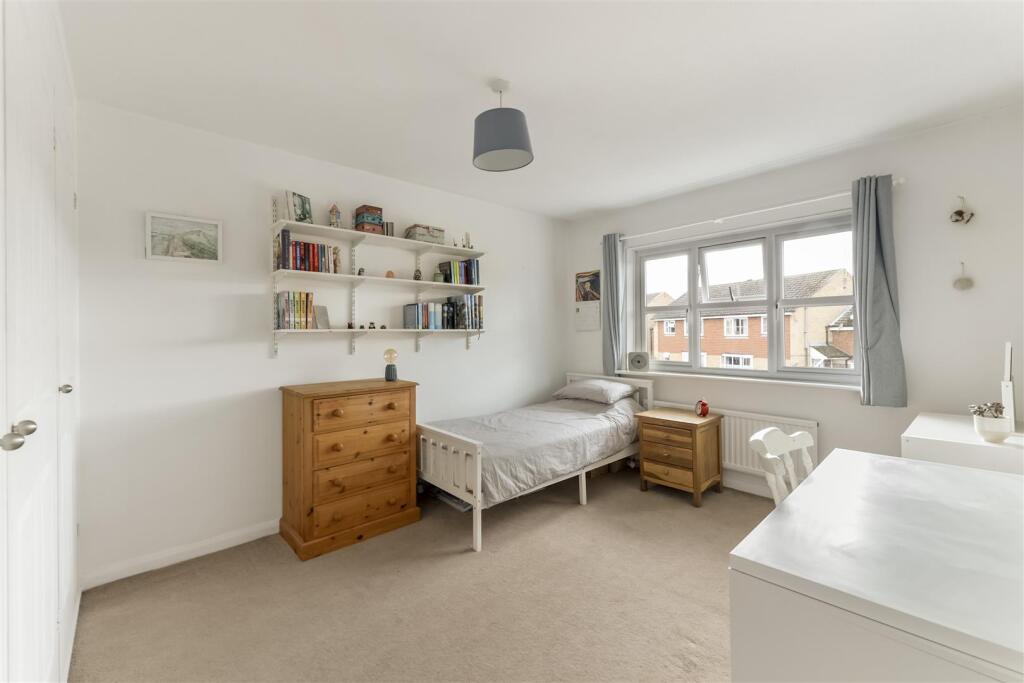 House in Tunbridge Wells, Paddock Wood - More