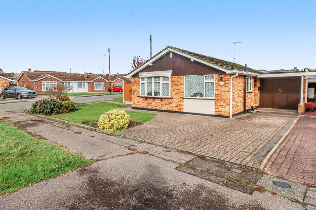 2-bed detached on Toppesfield Avenue, Wickford, £465,000