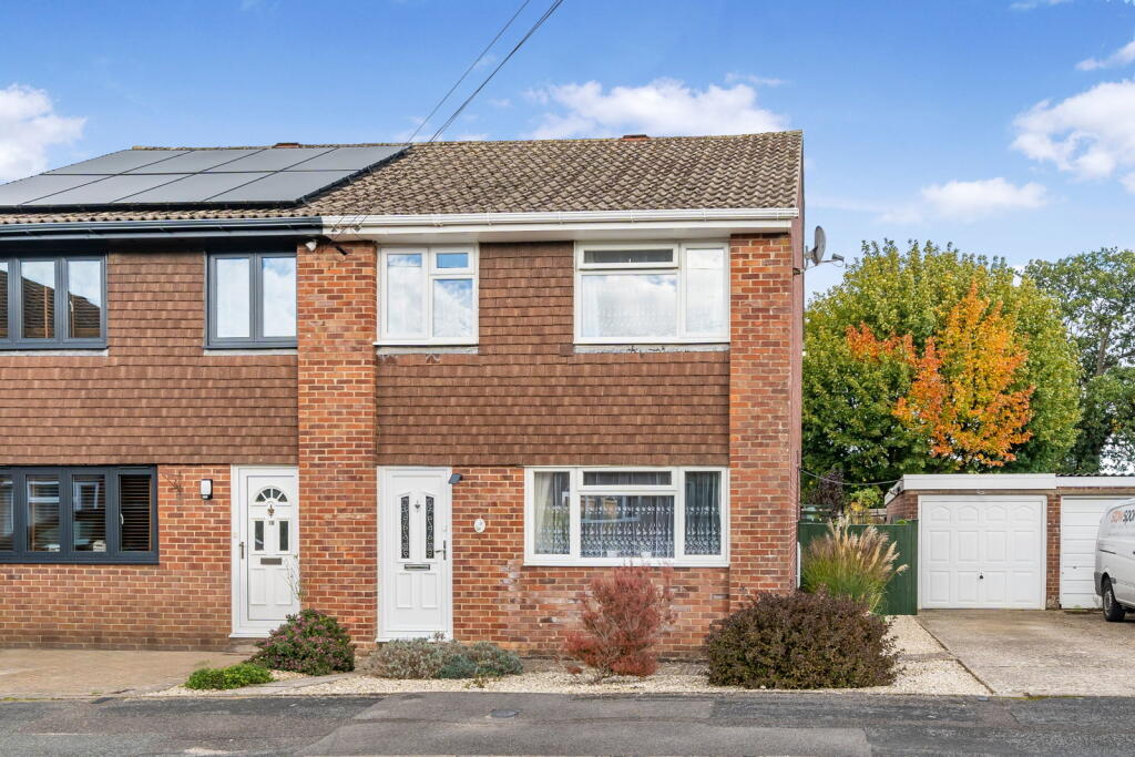 3-bed semi-detached on Mull Close, Oakley, Basingstoke, RG23 7LQ, £400,000