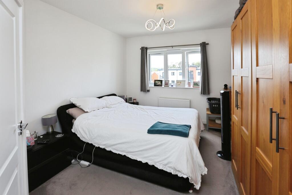 Apartment in Eastleigh, Netley Hill, Hedge End - More