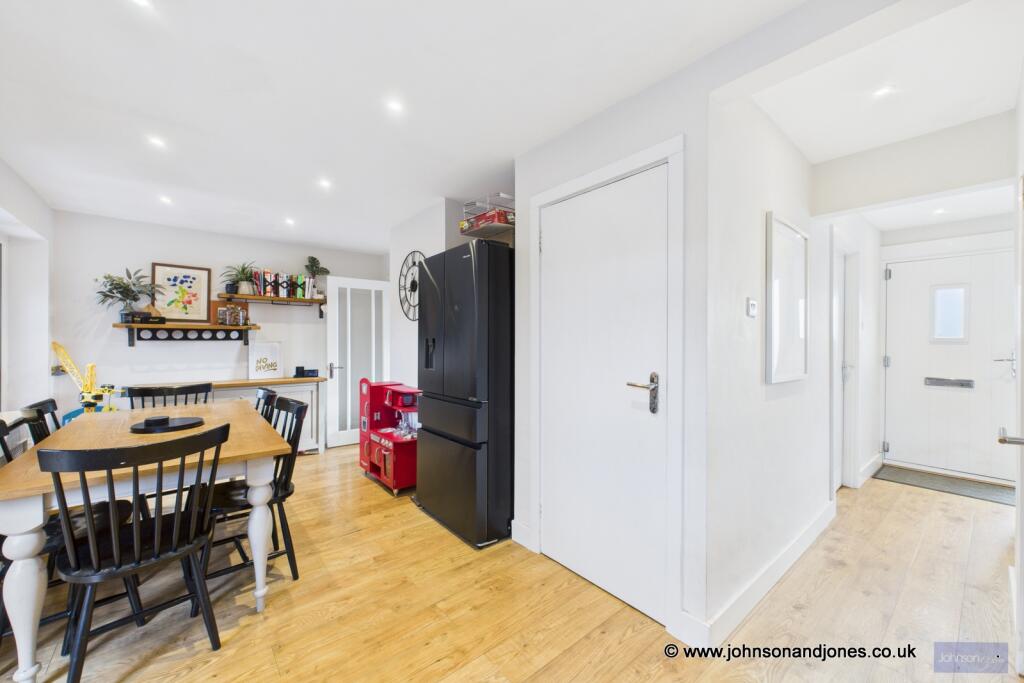 House in Kingston upon Thames - More